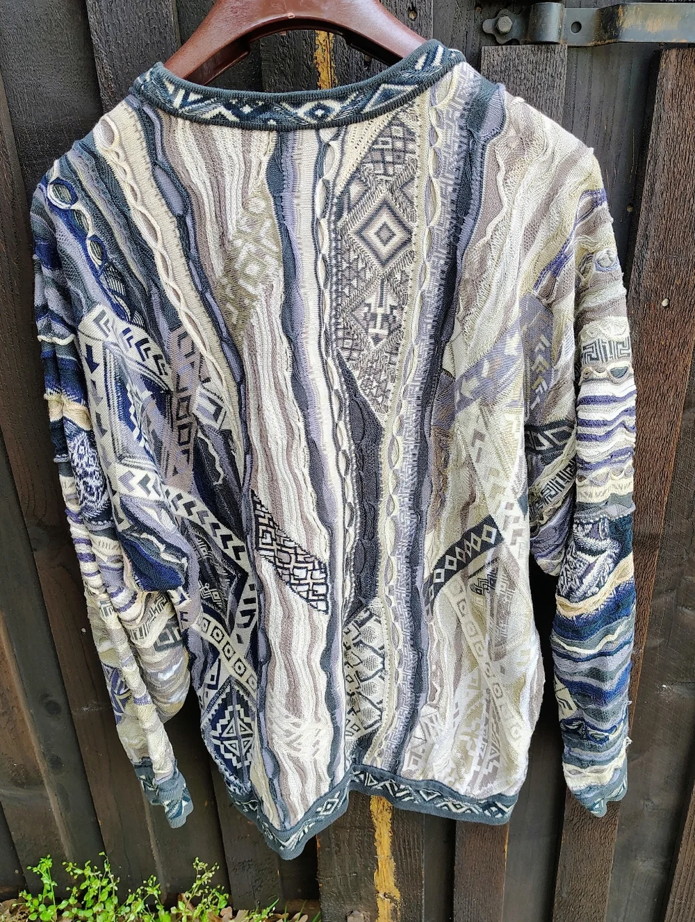 Men's COOGI Arrows Sweater, size XL - Picture 2 of 10